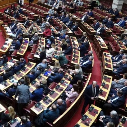 Βουλή: «Αυλαία» για τη συνταγματική αναθεώρηση