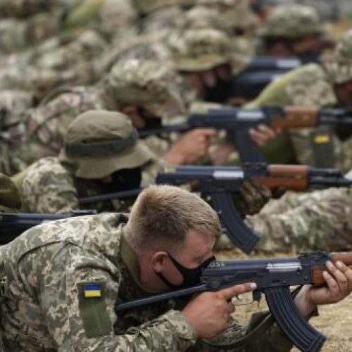 Τα γεράκια της Ουκρανίας «φουντώνουν» για το «πάγωμα των όπλων»