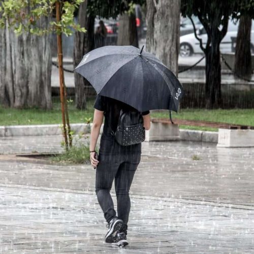 «ΚΑΙΡΟΣ»: Καταιγίδες μέχρι το μεσημέρι αύριο στην Κρήτη – Έως 6 μποφόρ οι άνεμοι στο Αιγαίο