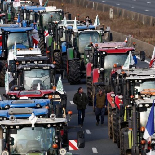 Κατεβαίνουν οι αγρότες με τα τρακτέρ