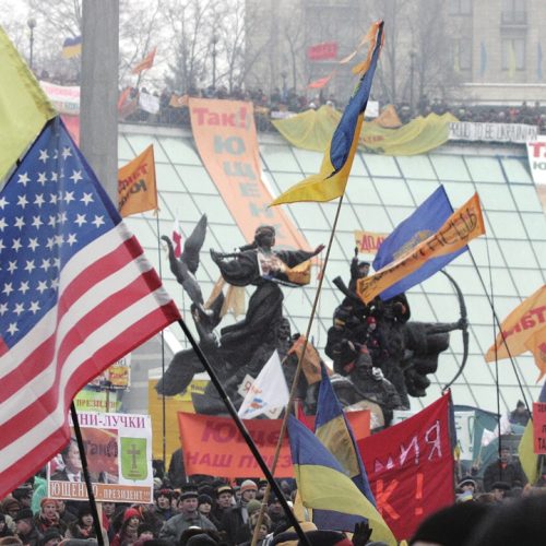 Supporters of Ukrainian opposition leader Viktor Yushchenko wave flags during a rally in Kiev, 28 November 2004. Ukraine's pro-Western opposition leader Viktor Yushchenko on Sunday demanded that prosecutors open a criminal inquiry into the heads of pro-Russian eastern and southern regions for threatening to declare autonomy.   AFP PHOTO / MLADEN ANTONOV (Photo by MLADEN ANTONOV / AFP)
