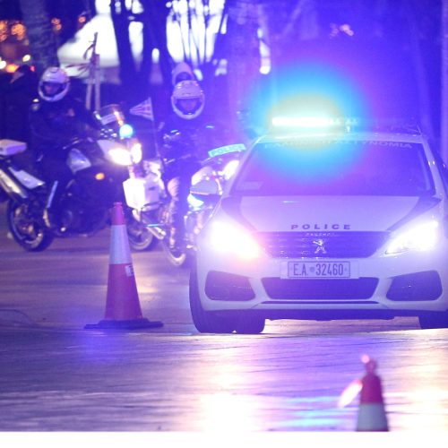 ΚΙΝΗΜΑΤΟΓΡΑΦΙΚΗ ΚΑΤΑΔΙΩΞΗ: Δεν σταμάτησε σε έλεγχο, πέρασε “κόκκινα”, έπεσε σε πεζοδρόμιο