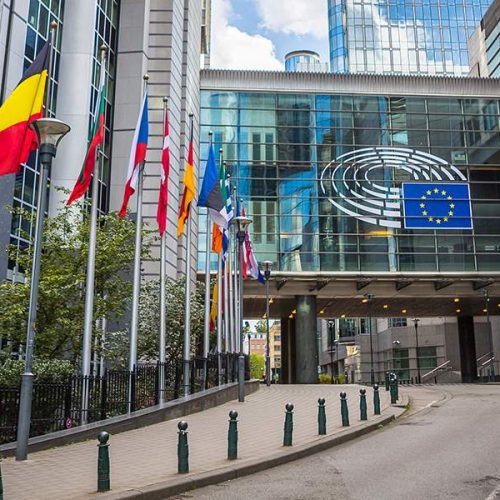 Κλιμακώνεται η ένταση: Αντίδραση της Ε.Ε. στις απειλές Τραμπ για τον κανονισμό DSA!