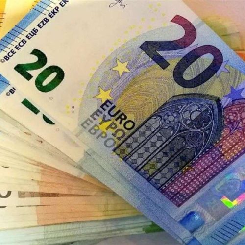 Πρώτοι σε ώρες, τελευταίοι σε μισθό: Οι Έλληνες δουλεύουν πιο πολύ από όλους στην ΕΕ αλλά κερδίζουν λιγότερα!
