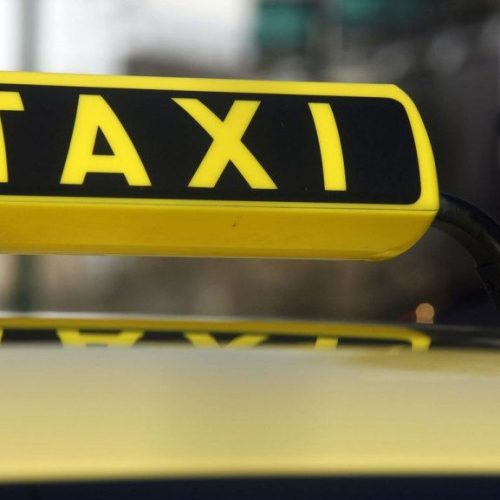 “ΜΑΪΜΟΥ” ΤΑΞΙΤΖΗΣ – Επαιρνε “κούρσες” με πλαστό δίπλωμα και πλαστή άδεια για ταξί