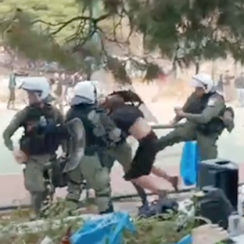 ΣΚΗΝΕΣ ΧΑΟΥΣ στον λόφο Στρέφη: ΜΑΤ ρίχνουν κρότου λάμψης ενώ δίπλα παίζουν παιδιά (Βίντεο-Φώτο)