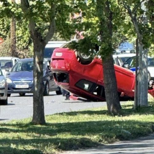 ΦΡΙΚΗ! Γυναίκα Παραλίγο να Πεθάνει Όταν το Αυτοκίνητο Αναποδογύρισε από Σύγκρουση με Δέντρο