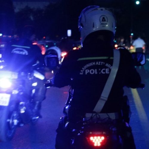 “ΚΙΝΗΜΑΤΟΓΡΑΦΙΚΗ” ΚΑΤΑΔΙΩΞΗ: Δράστης έπεσε πάνω σε αυτοκίνητο με οικογένεια