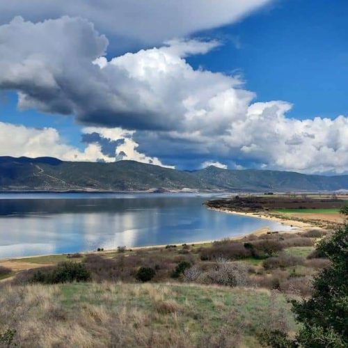 SOS στη λίμνη Αγυιάς: Το νερό εξαφανίζεται, κινδυνεύουν αγρότες και χωράφια!!