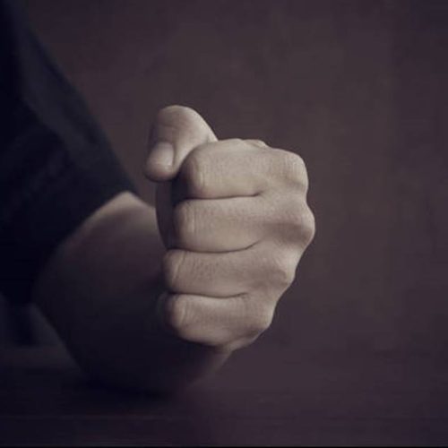 ΚΟΥΚΟΥΛΟΦΟΡΟΙ έδειραν άγρια και λήστεψαν 18χρονο και 23χρονο