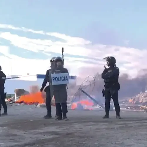 Θέουτα: Διαδηλωτές πυρπόλησαν τμήμα καταυλισμού λαθρομεταναστών