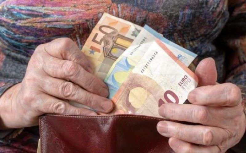 Συντάξεις: «Κλειδώνουν» οι αυξήσεις πριν τα Χριστούγεννα – Όλα τα ποσά και η μεγάλη ανατροπή με την προσωπική διαφορά