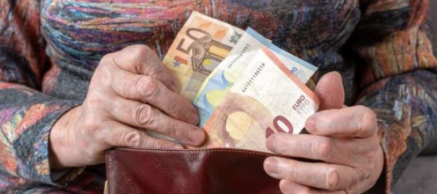 Συντάξεις: «Κλειδώνουν» οι αυξήσεις πριν τα Χριστούγεννα – Όλα τα ποσά και η μεγάλη ανατροπή με την προσωπική διαφορά