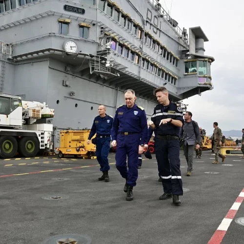 Στον Φαληρικό όρμο το γαλλικό αεροπλανοφόρο «Σαρλ ντε Γκολ»