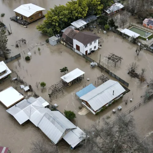 Πλημμύρες σαρώνουν τη Χιλή: Τουλάχιστον 10 νεκροί και 4 αγνοούμενοι