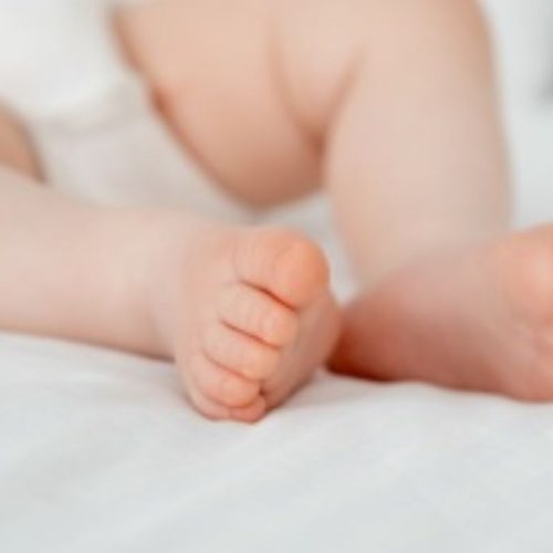 Σοκ στον Αποκορώνα: 2,5 μηνών βρέφος πεθαίνει – Γονείς το πλάκωσαν στον ύπνο του