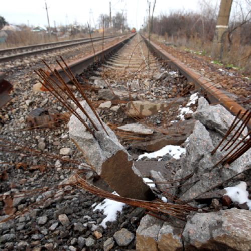KHARKIV REGION, UKRAINE - NOVEMBER 25, 2022 - Railway tracks damaged by Russian shelling are under repair in the northern direction, Kharkiv Region, northeastern Ukraine. (Photo credit should read Vyacheslav Madiyevskyy / Ukrinform/Future Publishing via Getty Images)