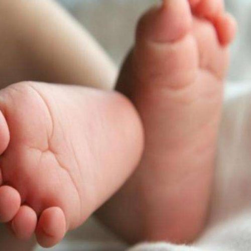 Σοκάρει περιστατικό κακοποίησης βρέφους από τον πατέρα του μπροστά στα μάτια περαστικών