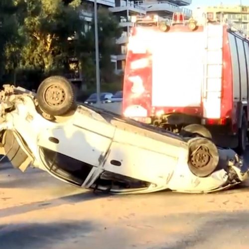 Ανατροπή αυτοκινήτου στη Ποσειδώνος – Στο νοσοκομείο ο οδηγός αυτοκινήτου!