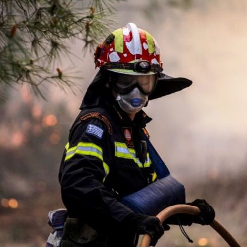 Συναγερμός στην Κερατέα για φωτιά που ξέσπασε δίπλα σε σπίτια