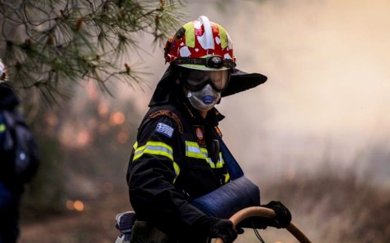 Συναγερμός στην Κερατέα για φωτιά που ξέσπασε δίπλα σε σπίτια