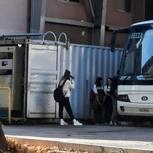 ΣΚΑΝΔΑΛΟ! ΒΟΜΒΑ ΚΑΥΣΙΜΩΝ ΔΙΠΛΑ ΣΕ ΜΑΘΗΤΕΣ – Πολιτική συγκάλυψη και σιωπή!