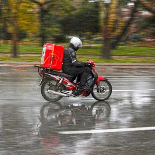Ηράκλειο: Μάχη για τη ζωή δίνει 17χρονος διανομέας μετά από σφοδρή σύγκρουση με αγροτικό