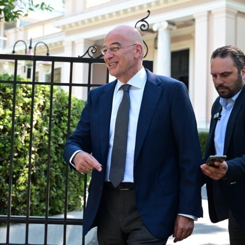 Υπογράφει, συναινεί, διαμαρτύρεται – Υπουργός σε κρίση ταυτότητας