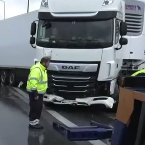«Χάος» από «τρελή» πορεία νταλίκας στη Θεσσαλονίκη