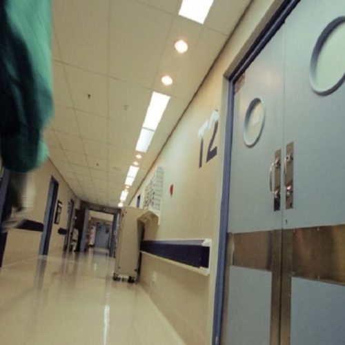 ΣΤΟ ΝΟΣΟΚΟΜΕΙΟ 18χρονη – Προσπάθησε «να δώσει τέλος» στη ζωή της με χάπια