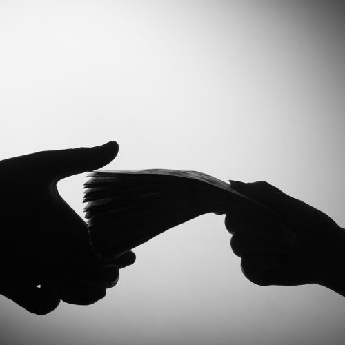 Όταν το «μεγάλο έργο» μένει σε μακέτες και οι τσέπες γεμίζουν αέρα
