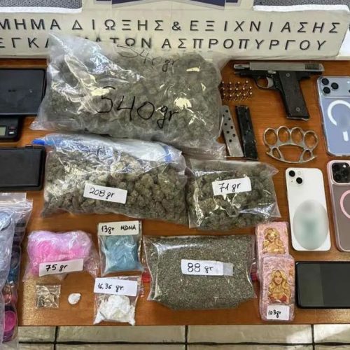 Συνελήφθησαν τρία άτομα που διακινούσαν ναρκωτικά με ορμητήρια δύο διαμερίσματα