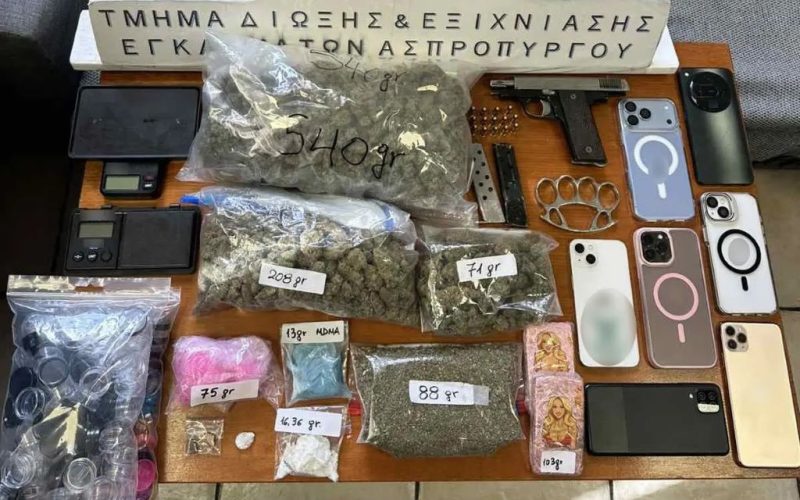 Συνελήφθησαν τρία άτομα που διακινούσαν ναρκωτικά με ορμητήρια δύο διαμερίσματα