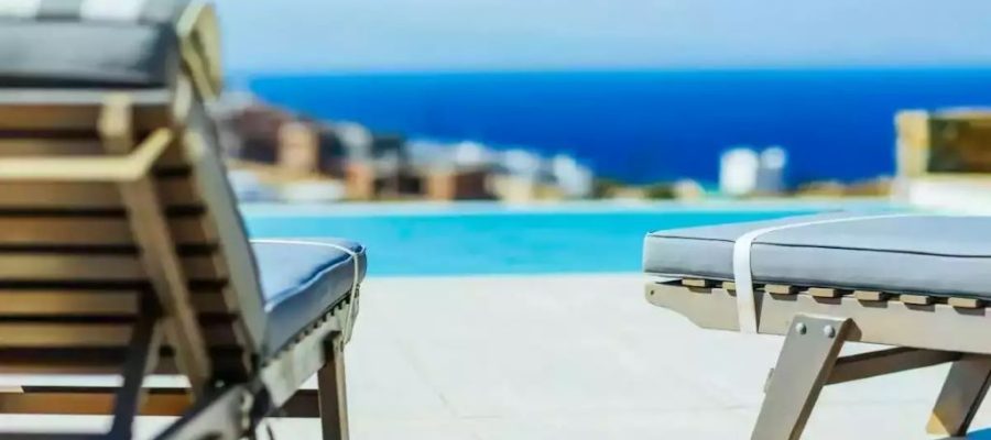 Πολυτέλεια οι διακοπές για τους Ελληνες – Σχεδόν το 50% μένει σπίτι λόγω ακρίβειας