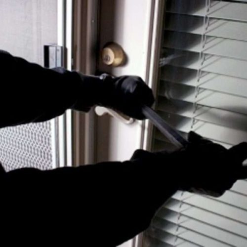 Διαρρήξεις: Το νέο ύπουλο κόλπο με τα κόκκινα αυτοκόλλητα και τις κλωστές στις πόρτες