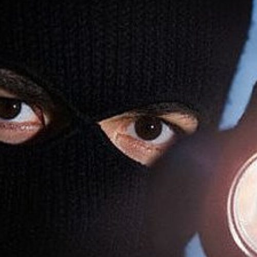 Περιστέρι: Νεαροί διαρρήκτες «σάρωσαν» καταστήματα και οχήματα μέσα σε λίγα λεπτά – Έσπασαν τζαμαρία με καπάκι φρεατίου