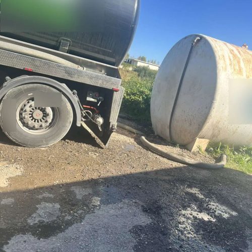 Συνελήφθη οδηγός βυτιοφόρου που παράνομα μετάγγιζε υγρά απόβλητα σε δεξαμενή εντός οικοπέδου στα Σπάτα – Διαρροή λυμάτων στο έδαφος (ΒΙΝΤΕΟ)
