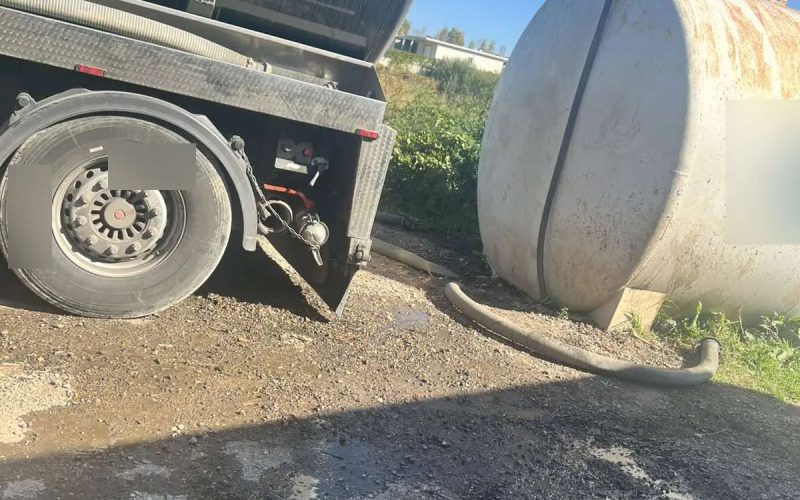 Συνελήφθη οδηγός βυτιοφόρου που παράνομα μετάγγιζε υγρά απόβλητα σε δεξαμενή εντός οικοπέδου στα Σπάτα – Διαρροή λυμάτων στο έδαφος (ΒΙΝΤΕΟ)