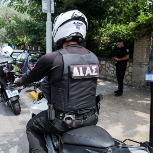 «ΟΜΑΔΑ ΔΙ.ΑΣ.» – «Τιμήθηκαν» για «ΑΥΤΟΘΥΣΙΑ» – 14 ΧΡΟΝΙΑ μετά, ΑΣΤΥΝΟΜΙΚΟΣ που ΤΡΑΥΜΑΤΙΣΤΗΚΕ «βαριά» από «ΠΥΡΑ» κακοποιών ΚΑΙ συνάδελφός του που «ΕΣΩΣΕ» γυναίκα από «ΠΥΡΚΑΓΙΑ» πριν από 6 χρόνια (ΦΩΤΟ)