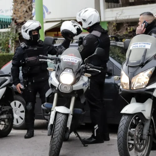 Γλυφάδα: full face, όπλα και απειλές – «έπεσαν» πάνω σε αστυνομικούς και τα έβγαλαν όλα!