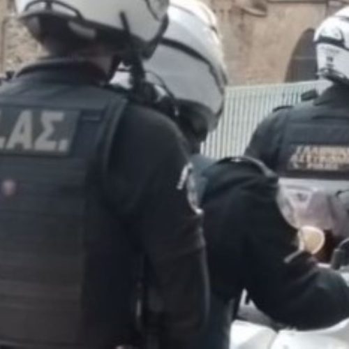 Καταδίωξη τρέλας με κλεμμένο αυτοκίνητο – Γλίτωσαν τα χειρότερα οι άνδρες της ΔΙ.ΑΣ.