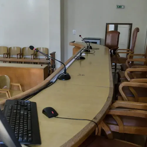 Κρήτη: Πατέρας βάζει τον γιο να χτυπήσει τον παππού – Στο δικαστήριο ο 26χρονος για την αποτρόπαια επίθεση