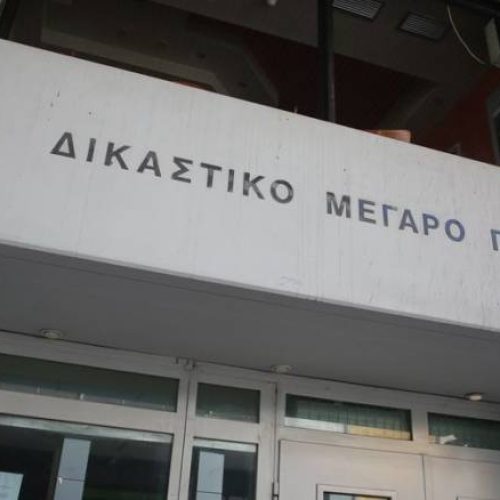 Ρομά επιτέθηκαν σε δικαστή – Εικόνα διάλυσης έξω από το Πρωτοδικείο Πειραιά