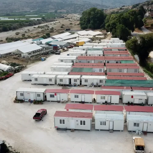 ΤΟΥΣ ΦΛΟΜΩΣΑΝ ΣΤΑ ΨΕΜΑΤΑ ΚΑΙ ΑΚΟΜΑ ΠΕΡΙΜΕΝΟΥΝ!!!ΠΕΝΤΕ ΧΡΟΝΙΑ ΖΟΥΝ ΣΕ ΚΟΝΤΕΙΝΕΡ ΟΙ ΚΑΤΟΙΚΟΙ ΣΕ ΑΡΚΑΛΟΧΩΡΙ ΚΑΙ ΤΥΡΝΑΒΟ