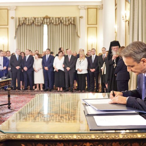 ΔΙΑΙΡΕΙ ΚΑΙ ΒΑΣΙΛΕΥΕ – ΑΦΟΥ Η ΚΥΒΕΡΝΗΣΗ ΔΕΝ ΠΕΤΥΧΕ ΤΟΝ ΚΟΙΝΩΝΙΚΟ ΑΥΤΟΜΑΤΙΣΜΟ ΠΡΟΧΩΡΗΣΕ ΩΣ… ΔΟΥΡΕΙΟΣ ΙΠΠΟΣ