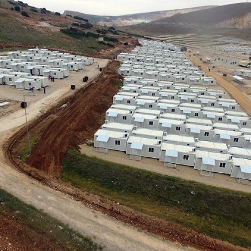 Κοντέινερ στο πρώην «Στρατόπεδο Ευθυμιόπουλου» στην περιοχή του Κουτσόχερου Λάρισας, που θα φιλοξενηθούν πρόσφυγες, την Τετάρτη 23 Νοεμβρίου 2016. Το πρώην «Στρατόπεδο Ευθυμιόπουλου» εγκαινιάστηκε από τον αναπληρωτή υπουργό Άμυνας Δημήτρη Βίτσα και κατασκευάσθηκε εκ νέου με χρηματοδότηση από τα Ηνωμένα Αραβικά Εμιράτα, με την προϋπόθεση να φιλοξενηθούν αποκλειστικά Σύροι πρόσφυγες με τις οικογένειές τους. ΑΠΕ-ΜΠΕ/ΑΠΕ-ΜΠΕ/ΒΑΣΙΛΙΚΗ ΠΑΣΧΑΛΗ
