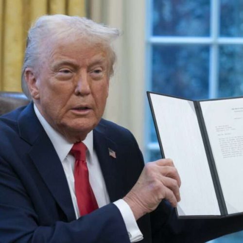 epa11873418 US President Donald Trump speaks as he signs executive orders in the Oval Office of the White House in Washington, DC, USA, 03 February 2025.  EPA/CHRIS KLEPONIS / POOL