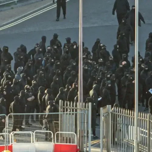 Εκατοντάδες διαδηλωτές έκλεισαν το λιμάνι του Ντόβερ στη Βρετανία σε διαμαρτυρία κατά των αφίξεων μεταναστών