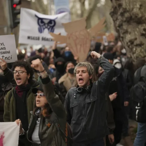 Η αστυνομία κάνει χρήση βίας για να διαλύσει διαδηλώσεις σε πανεπιστήμιο στην πρωτεύουσα της Τουρκίας