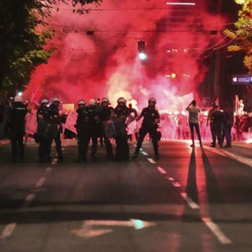 «Καίγεται» η Σερβία – Φοιτητές και πολίτες «κλείνουν» τους δρόμους